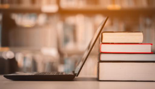 Libri e computer su un tavolo