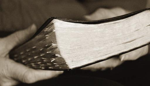 Fotografia in bianco e nero di un libro antico