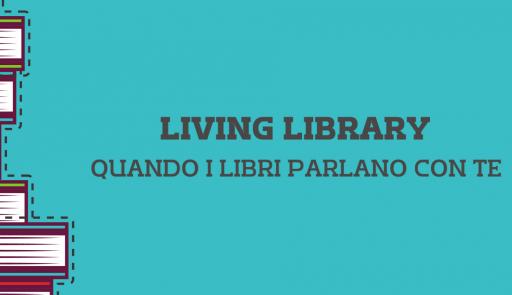 illustrazione di libri impilati a sinistra su fondo azzurro e titolo dell'evento centrale