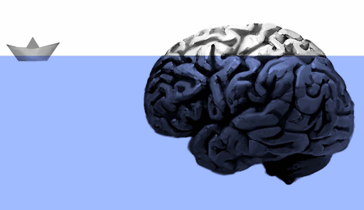 cervello su sfondo azzurro e barchetta di carta