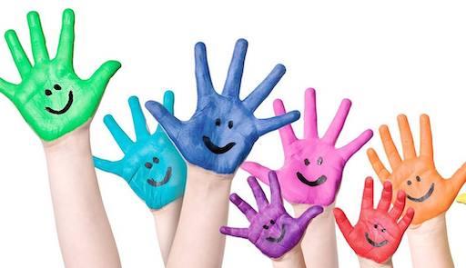 Mani di bambino aperte e colorate