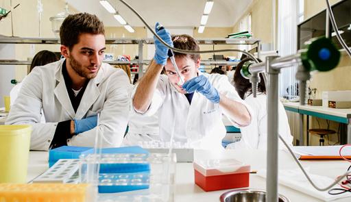 Due studenti con camice bianco in un laboratorio medico