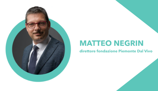 Grafica bianca e turchese con fotografia di Matteo Negrin al centro