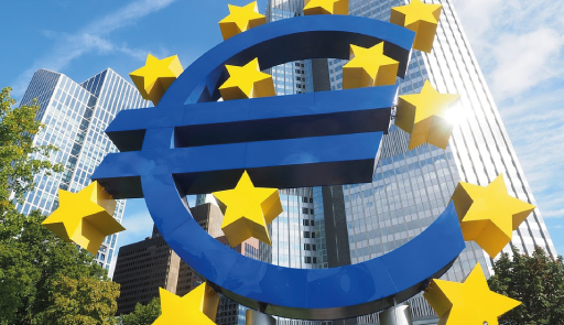 scultura colorata a forma del simbolo dell'euro