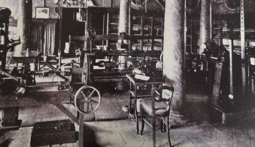 foto in bianco e nero di un vecchio laboratorio scientifico