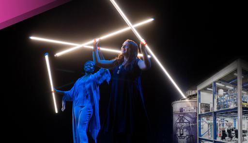 due donne con neon luminosi