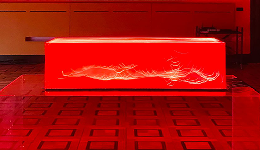 foto dell'opera, parallelepipedo trasparente con all'interno una luce in movimento