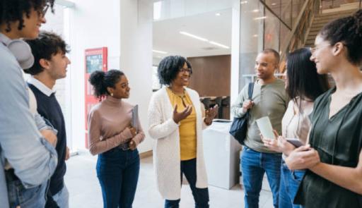 gruppo di persone che discute in cerchio