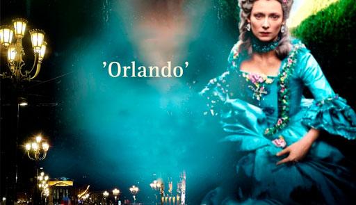 la scritta "orlando" su fondo fotografica con donna in vestiti d'epoca 