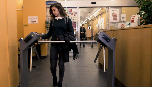 Studentessa che inserisce la sua tessera di riconoscimento per passare un ingresso bloccato