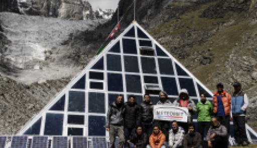 Gruppo di ricerca di fronte al laboratorio in montagna