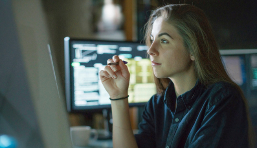 Ragazza con capelli lisci davanti a computer