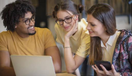 un ragazzo e due ragazze discutono davanti al pc