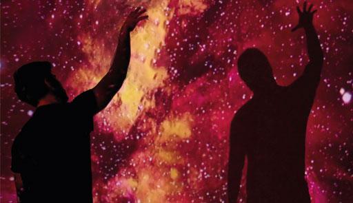 sagome di due persone su fondo stellato