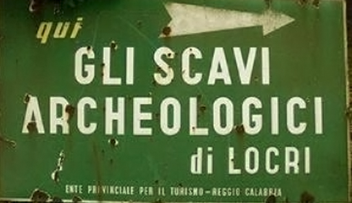 cartello stradale con scritta: "Gli scavi archeologici di Locri"