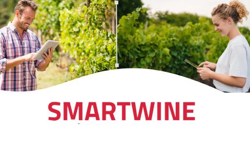 Immagine di un uomo e una donna con un tablet in un vigneto e scritta 'Smartwine'