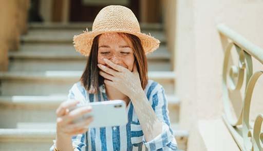 Ragazza con in mano uno smartphone