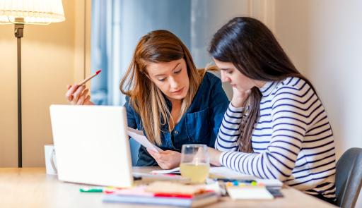 due studentesse sedute al tavolo