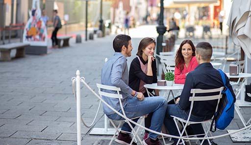 Studenti seduti nel dehor di un bar