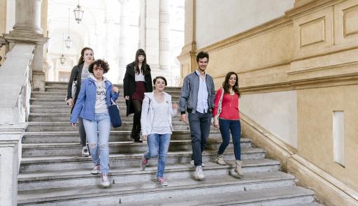 studenti che scendono le scale del Rettorato