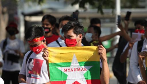 Uomo con bandiera birmana