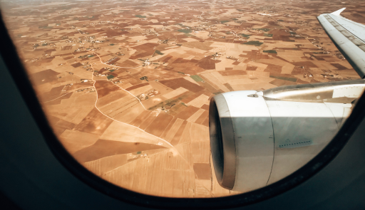 paesaggio visto dall'oblò di un aereo