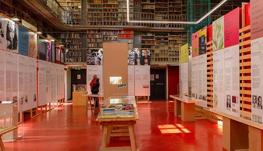 Visitatori a una mostra presso la biblioteca Arturo Graf