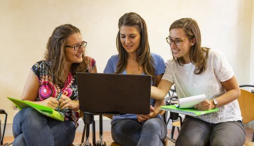 Studentesse utilizzano un pc portatile