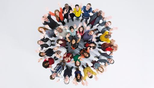 Gruppo di persone in piedi che guardano in alto