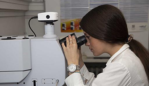ricercatrice al microscopio