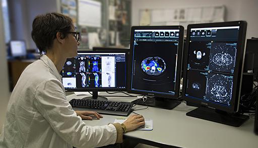 ricercatrice in un laboratorio scientifico