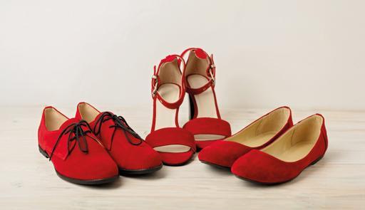 tre paia di scarpe rosse