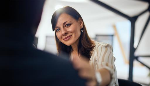 Persona femminile che accoglie una persona di spalla