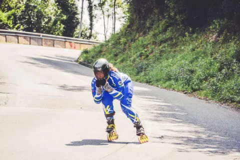 Studentessa atleta mentre pratica la disciplina sportiva del pattinaggio a rotella