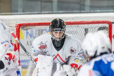 Andrea Basraoui Studente atleta mentre pratica la disciplina sportiva dell'hockey su ghiaccio