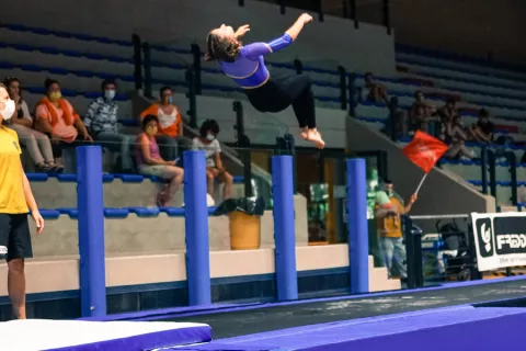 Costanza Luisoni Atleta di ginnastica in posa con la medaglia al collo