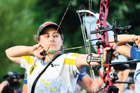 Francesca Aloisi Studentessa atleta che pratica l'attività sportiva del tiro con l'arco