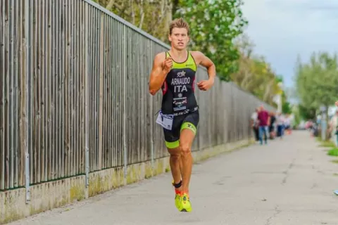 Studente atleta mentre pratica l'attività sportiva del triathlon