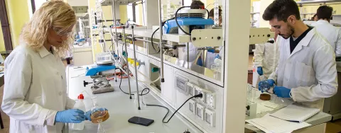 Una ricercatrice e un ricercatore impegnati in un laboratorio