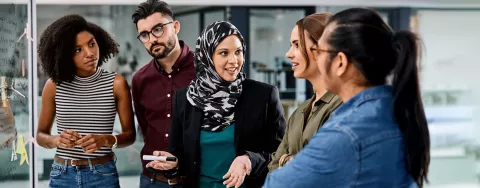 Gruppo di studentesse e studenti