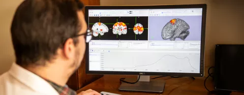 Un ricercatore studia delle analisi mediche al PC