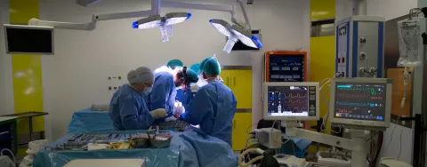 Gruppo di medici alle prese con un intervento in sala operatoria