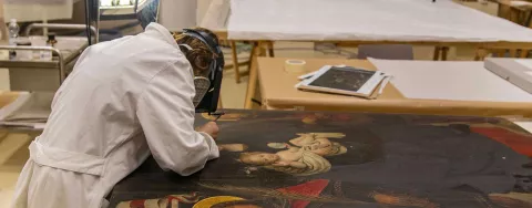 Restauratore al lavoro su un'opera artistica
