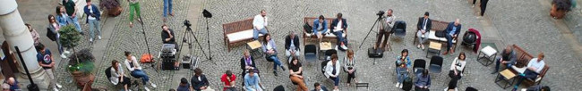 Vista dall'alto del cortile del Rettorato con persone sedute 