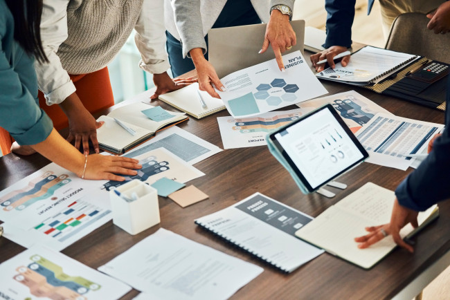 Persone che discutono di un progetto