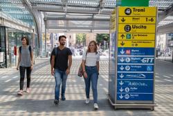 studenti all'interno della stazione Porta Susa