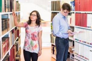 Studenti in biblioteca