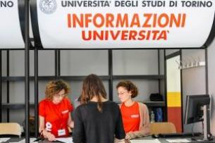 Ragazza allo sportello informazioni