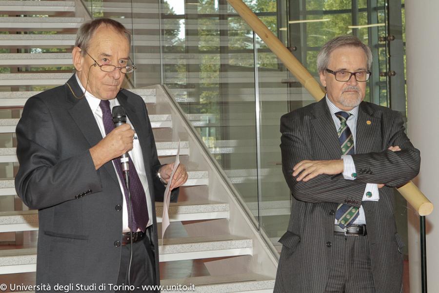 Il Prorettore Sergio Roda e Andrea Bobbio durante l'inaugurazione del polo bibliotecario intitolato a Norberto Bobbio