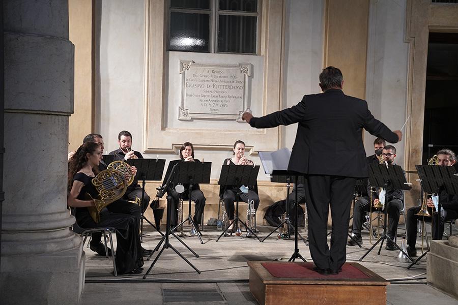 Musicisti nel cortile del rettorato in occasione della festa della musica